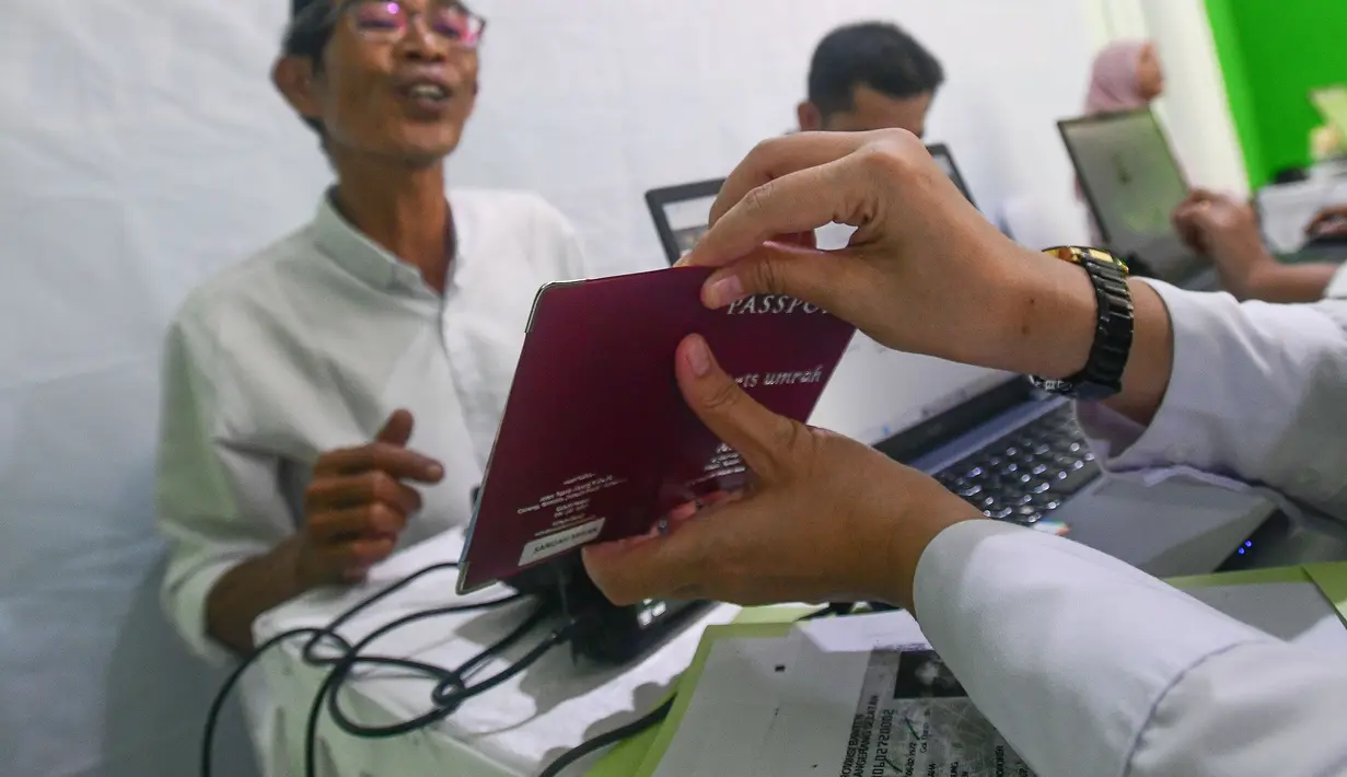 Layanan Eazy Paspor menjadikan proses pembuatan paspor lebih mudah dan lancar bagi para calon jemaah haji yang berasal dari Kabupaten Tangerang dan Kota Tangerang Selatan. (merdeka.com/Arie Basuki)