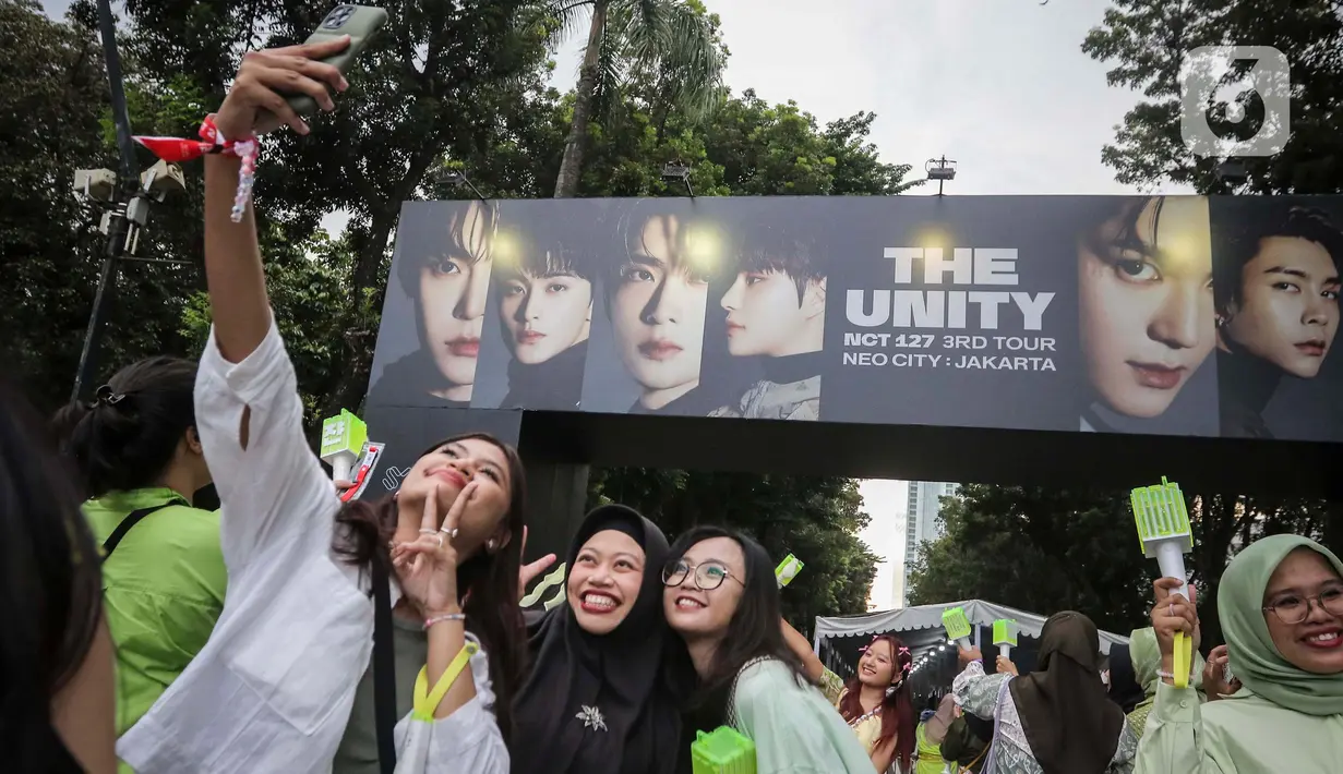 Penggemar NCT 127 berswafoto sebelum menyaksikan penampilan idola mereka  di Indonesia Arena, Kompleks Gelora Bung Karno, Jakarta, Sabtu (13/1/2024). (Liputan6.com/Angga Yuniar)