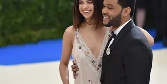 Cinta di antara Selena Gomez dan The Weeknd nampaknya sudah tak bisa diragukan lagi. Semakin serius menjalin hubungan, namun ada hal yang mengganggu pikirannya saat ini. (AFP/Bintang.com)