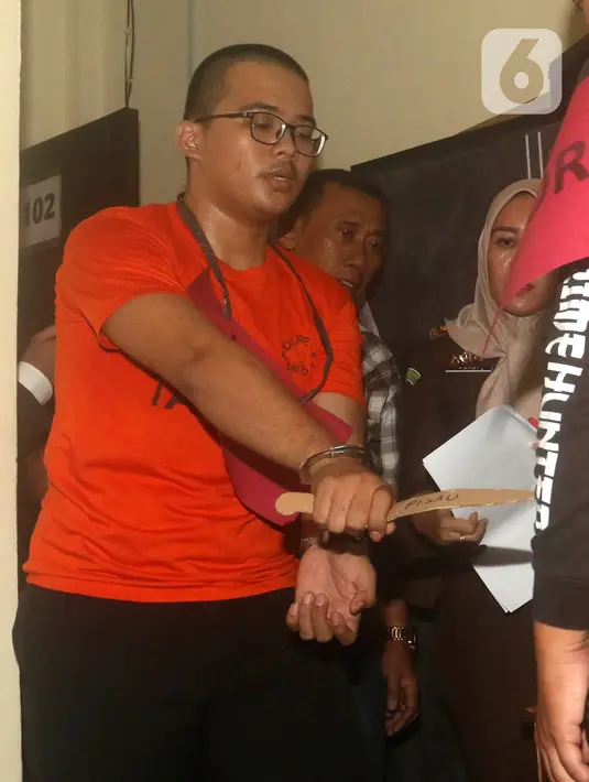 Altaf langsung digelandang menuju tempat kejadian perkara (TKP) yakni kamar korban dengan nomor 102. Terlihat garis polisi masih menempel di pintu kamar tersebut. (merdeka.com/Arie Basuki)
