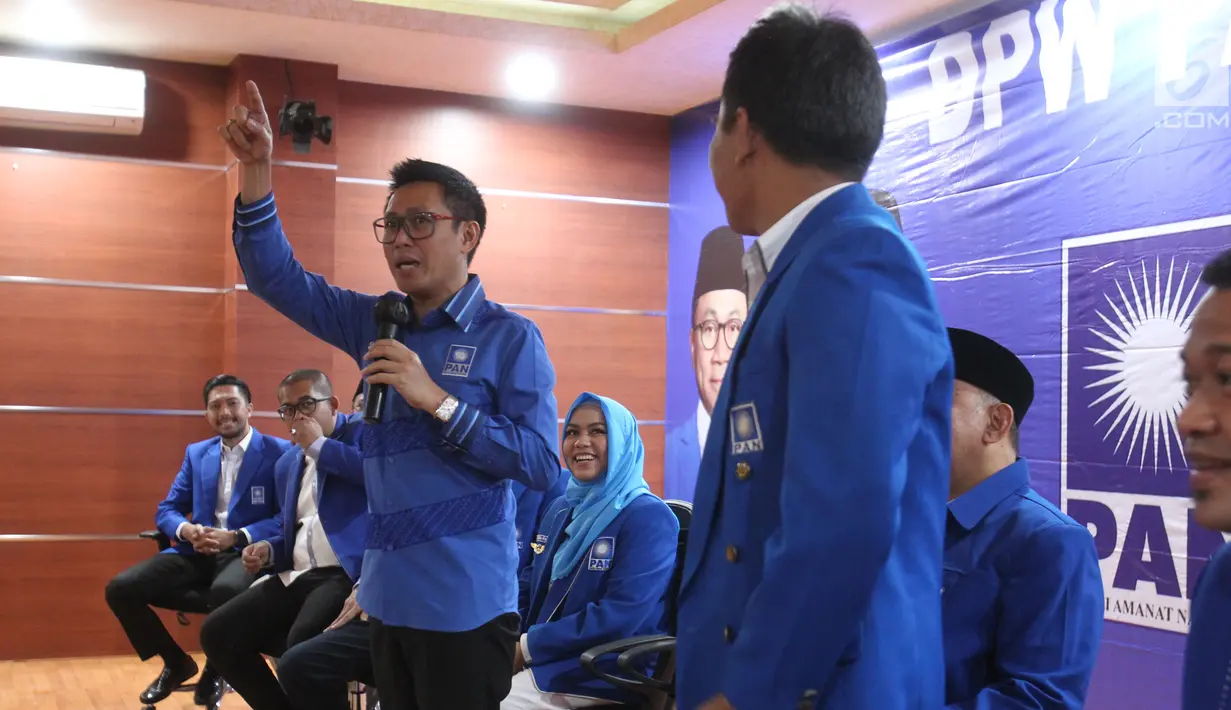 Ketua DPW PAN Eko Hendro Purnomo (Eko Patrio) memberikan sambutan dalam jumpa pers bersama Caleg terpilih di Sekretariat DPW PAN, Jakarta Timur, Senin (20/5). Eko mengucapkan terima kasih kepada warga Jakarta yang telah memberikan amanah suaranya ke PAN pada pemilu 2019. (Liputan6.com/HO/Soni)