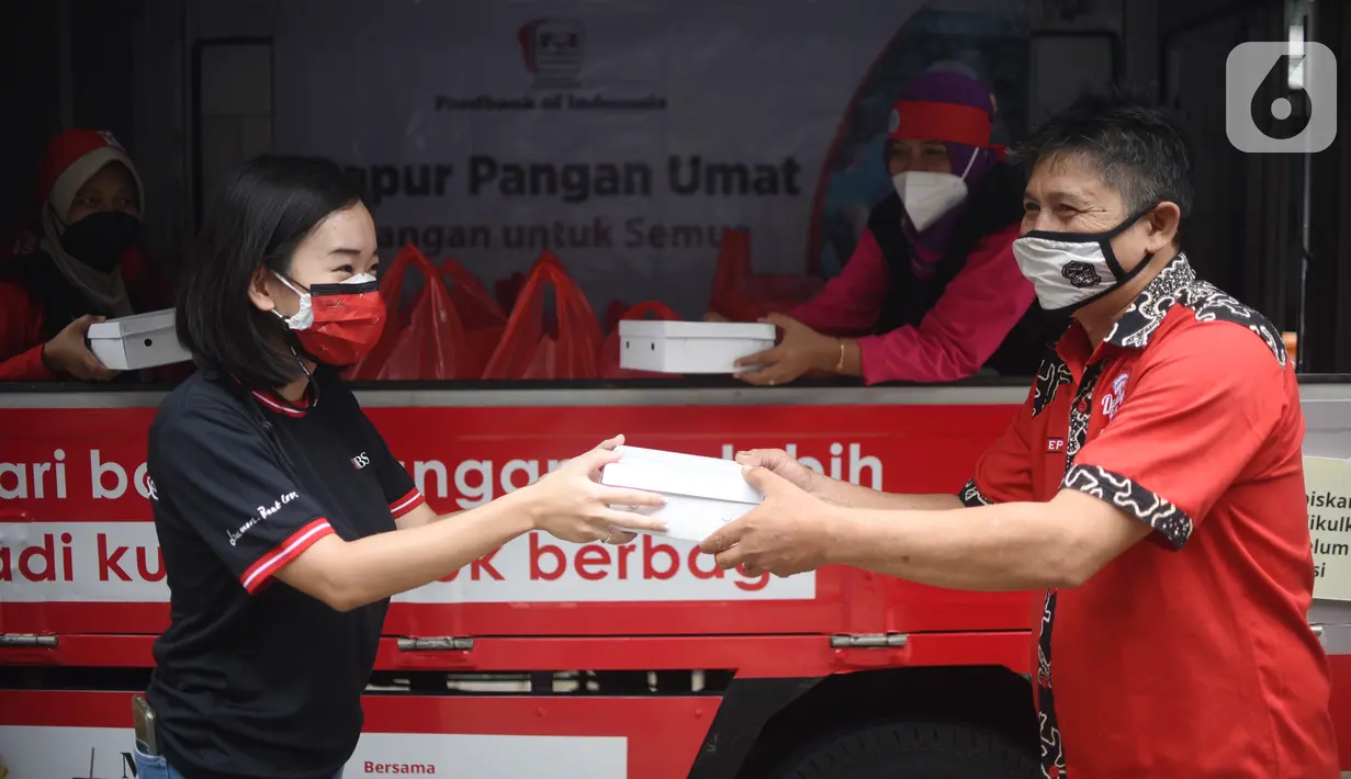Relawan Bank DBS Indonesia dan Foodbank Of Indonesia (FoI) menyerahkan donasi berupa paket makanan kepada penerima manfaat dengan “Kulkas Berjalan” atau Mobil Pangan Umat di Jakarta (18/2/2022). Pemberian donasi ini merupakan kelanjutan dari kampanye ‘Towards Zero Food Waste’.(Liputan6.com/HO/DBS)