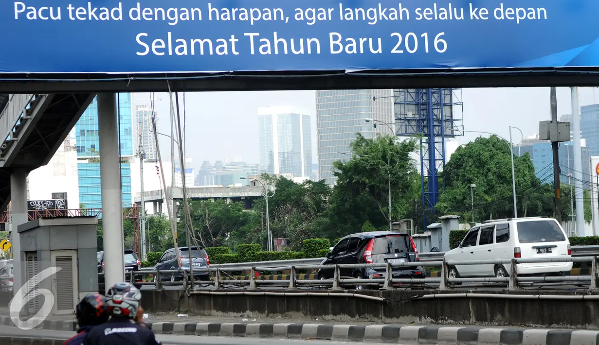 Pengendara motor melintas di Jalan Gatot Subroto, Jakarta, Jumat (1/1/2016). Di hari libur, usai perayaan pergantian tahun 2016, sejumlah ruas jalan protokol di Jakarta terlihat lengang. (Liputan6.com/Helmi Fithriansyah)