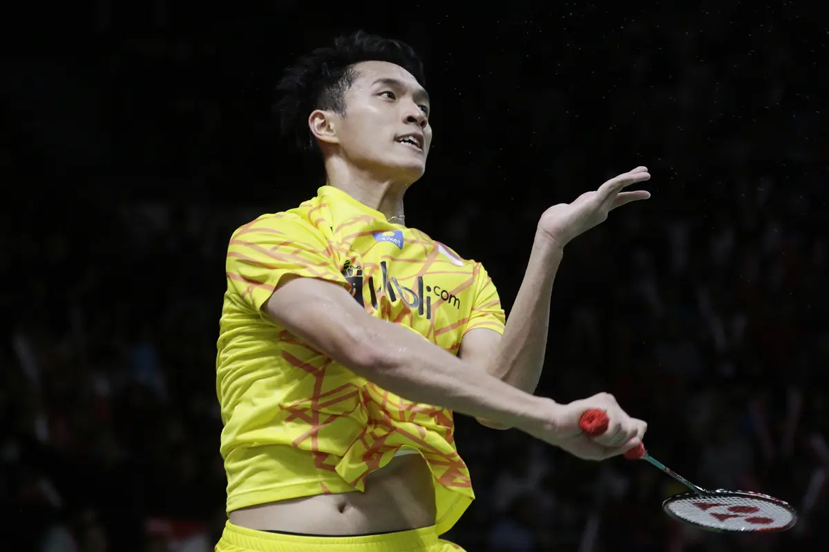 Tunggal putra Indonesia, Jonatan Christie, melakukan smash saat melawan tunggal China. (Bola.com/M. Iqbal Ichsan)