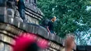 Mantan Presiden Amerika Serikat, Barack Obama berjalan menuruni tangga Candi Borobudur saat berwisata di Magelang, Jawa Tengah, Indonesia, (28/6). Kedatangan Barack Obama dan rombongan disambut meriah wisatawan lainnya. (AP Photo / Slamet Riyadi)