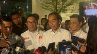 Presiden ke-7 RI Joko Widodo alias Jokowi saat pertemuan dengan calon gubernur Jakarta Ridwan Kamil dan jajaran politikus di parpol KIM, relawan, hingga influencer di kafe Kaizen Heritage, Jakarta Pusat, Minggu (18/11/2024). (Liputan6.com/Winda Nelfira)