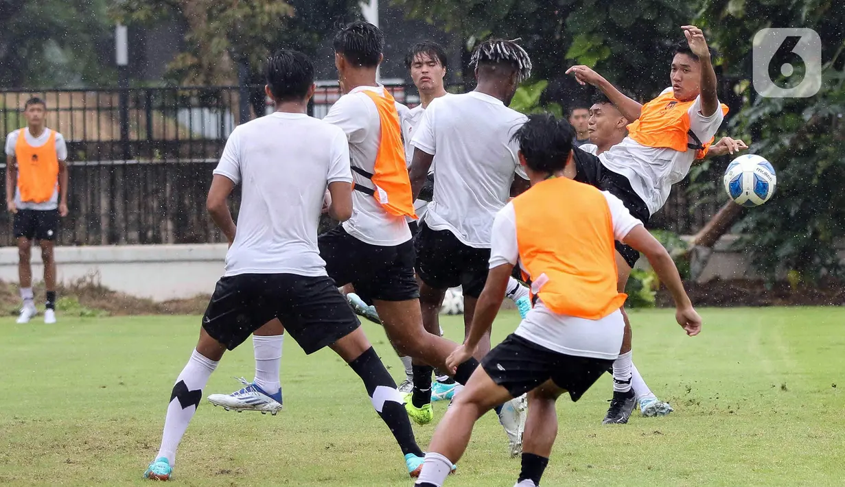 Para pemain Timnas Indonesia U-20 berlatih di Lapangan A Senayan, Jakarta, Rabu (15/2/2023). Timnas Indonesia U-20 menjalani pemusatan latihan jelang kejuaraan Piala Asia U-20 2023 dan akan mengikuti mini tournament yang digelar oleh PSSI. (Liputan6.com/Herman Zakharia)