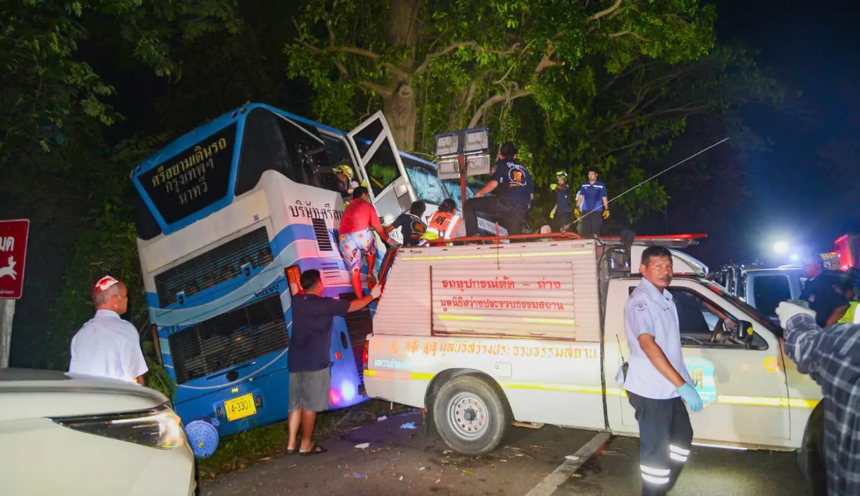 Sebuah bus kehilangan kendali dan menabrak pohon hingga menewaskan 14 orang dan 30 lainnya terluka di Thailand barat pada Selasa (5/12/2023) dini hari. Foto yang beredar menunjukkan bagian depan bus terbelah dua, dengan bagian pohon terjepit di dalamnya. (Sawang Rungrueang Rescue22 Foundation via AP)