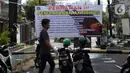 Spanduk tentang pembatasan aktivitas terpampang di pintu masuk perumahan di kawasan Cideng, Jakarta, Kamis (2/4/2020). Pemerintah menetapkan Pembatasan Sosial Berskala Besar dengan membatasi kegiatan tertentu penduduk di wilayah yang diduga terinfeksi COVID-19. (Liputan6.com/Helmi Fithriansyah)
