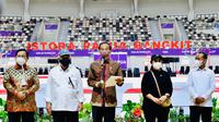 Jokowi meresmikan tujuh arena pertandingan yang akan digunakan dalam Pekan Olahraga Nasional (PON) XX Papua Tahun 2021 dengan penandatanganan prasasti di Istora Papua Bangkit Kabupaten Jayapura, Sabtu (2/10/2021) pagi. (Biro Pers Sekretariat Presiden)