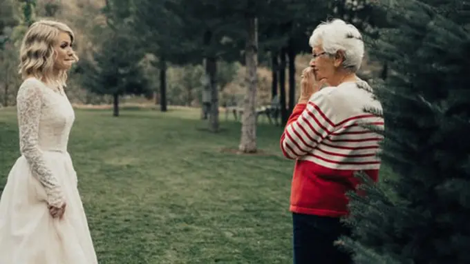 Kejutkan nenek dengan baju pengantin/copyright Kortney J Photography