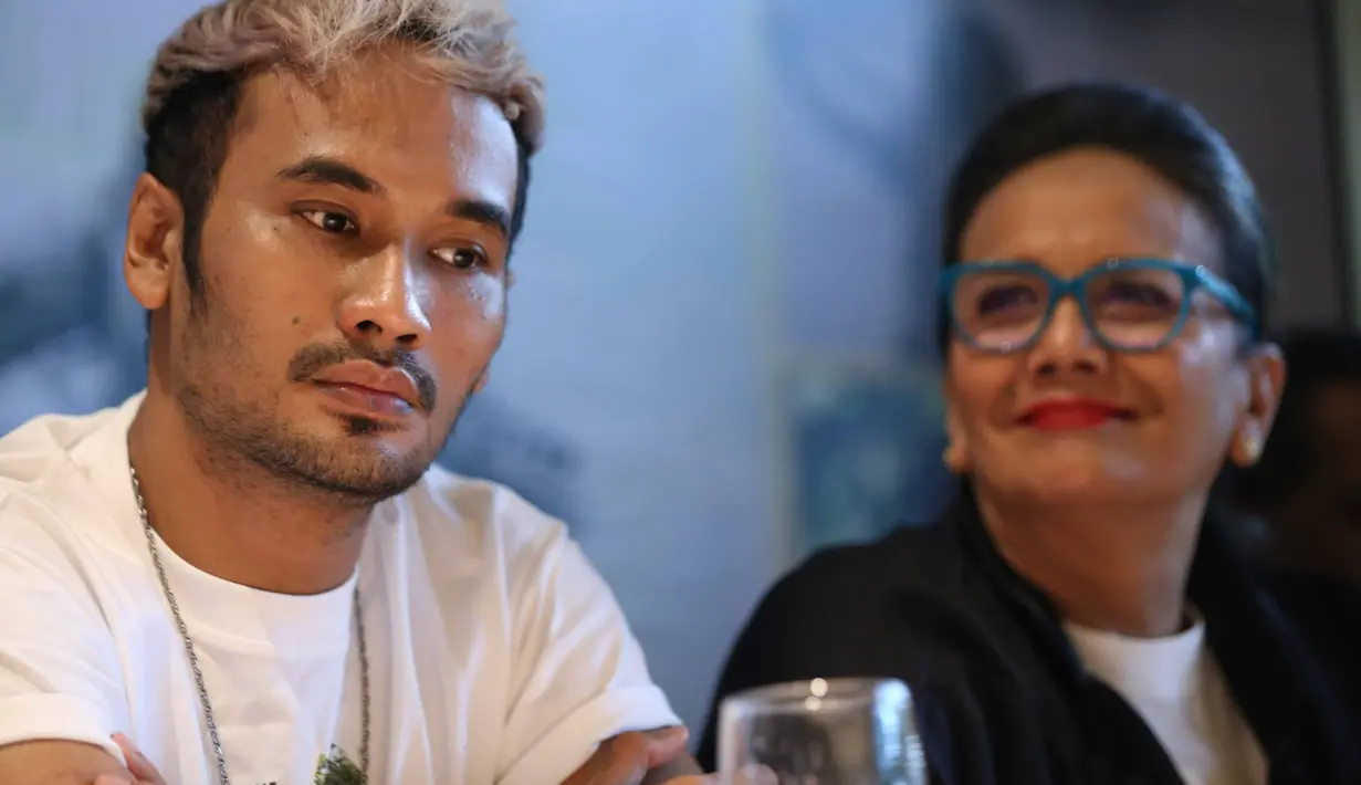 "Kalau yang nelpon seorang Christine Hakim, nolaknya susah. Lagi di jalan, ditelepon legenda diajak main film. Saya kira prank gitu. Ternyata serius," kata JFlow di preskon film Boven Digoel, Epicentrum, Senin (6/2). (Nurwahyunan/Bintang.com)