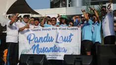 Menteri Kelautan dan Perikanan Susi Pudjiastuti foto bersama usai meresmikan  'Pandu Laut Nusantara' sebagai wadah bersama untuk para pemerhati laut di CFD kawasan Bundaran HI, Jakarta, Minggu (15/7). (Liputan6.com/Arya Manggala)