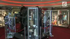 Lebih dari 600 benda termasuk kostum film ternama akan dilelang. Menariknya, Cambuk 'Indiana Jones', dapat dihargai lebih dari 60 ribu Poundsterling.