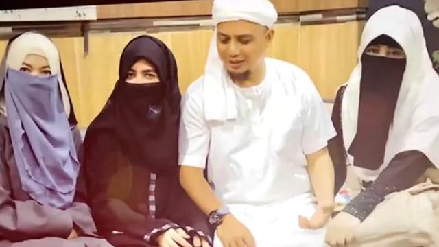 [Bintang] Arifin Ilham dan Istri