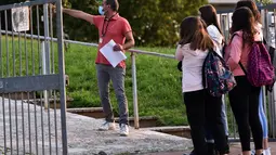 Para siswa mengantre untuk memasuki sebuah sekolah menengah atas di Nembro, Provinsi Bergamo, Italia (14/9/2020). Jutaan siswa di Italia kembali bersekolah pada Senin (14/9). (Xinhua/Michele Maraviglia)