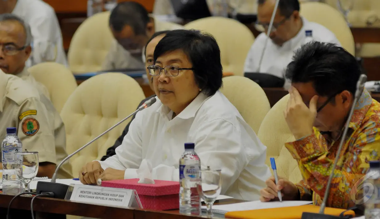 Menteri Lingkungan Hidup dan Kehutanan Siti Nurbaya saat menghadiri rapat kerja dengan Komisi IV DPR RI, Jakarta, Senin (25/5/2015). Raker tersebut membahas perburuan dan perdagangan ilegal satwa langka yang dilindungi. (Liputan6.com/Andrian M Tunay)