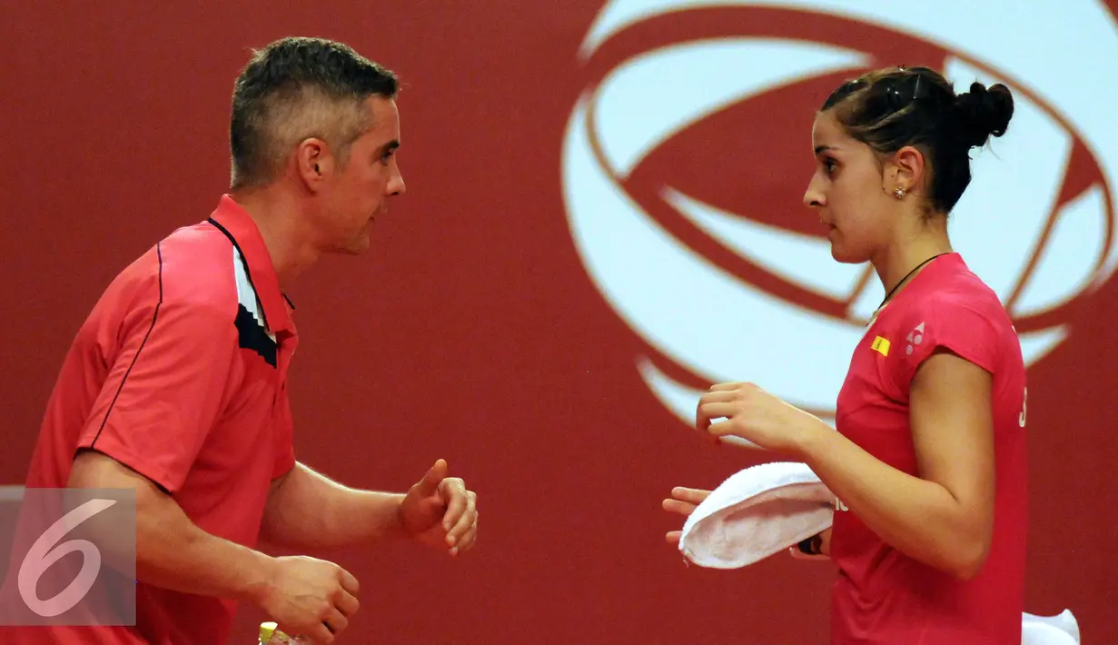 Pebulutangkis tunggal putri Spanyol, Carolina Marin (kanan) bersama pelatihnya saat melawan Tee Jing Yi (Malaysia) di Total BWF Championships 2015 di Jakarta, Selasa (11/8/2015). Carolina unggul19-21, 21-14, 21-13. (Liputan6.com/Helmi Fithriansyah)