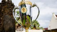 Trofi juara BRI Liga 1 2022/2023. (Bola.com/Dok.PT LIB).