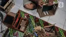 Jimmy Alexander (52) membuat kerajinan miniatur rumah ibadah di kediamannya di kawasan Kalipasir Dalam, Cikini, Jakarta Pusat, Senin (5/9/2022). Kerajinan miniatur buatan Jimmy dijual mulai Rp150.000 hingga Rp400.000 per buah, tergantung kerumitan pembuatan dan ukuran produk. (merdeka.com/Iqbal S Nugroho)