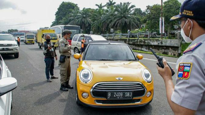 Mobil Ayu Ting Ting diberhentikan karena ganjil genap akhir pekan di Bogor. (Istimewa)