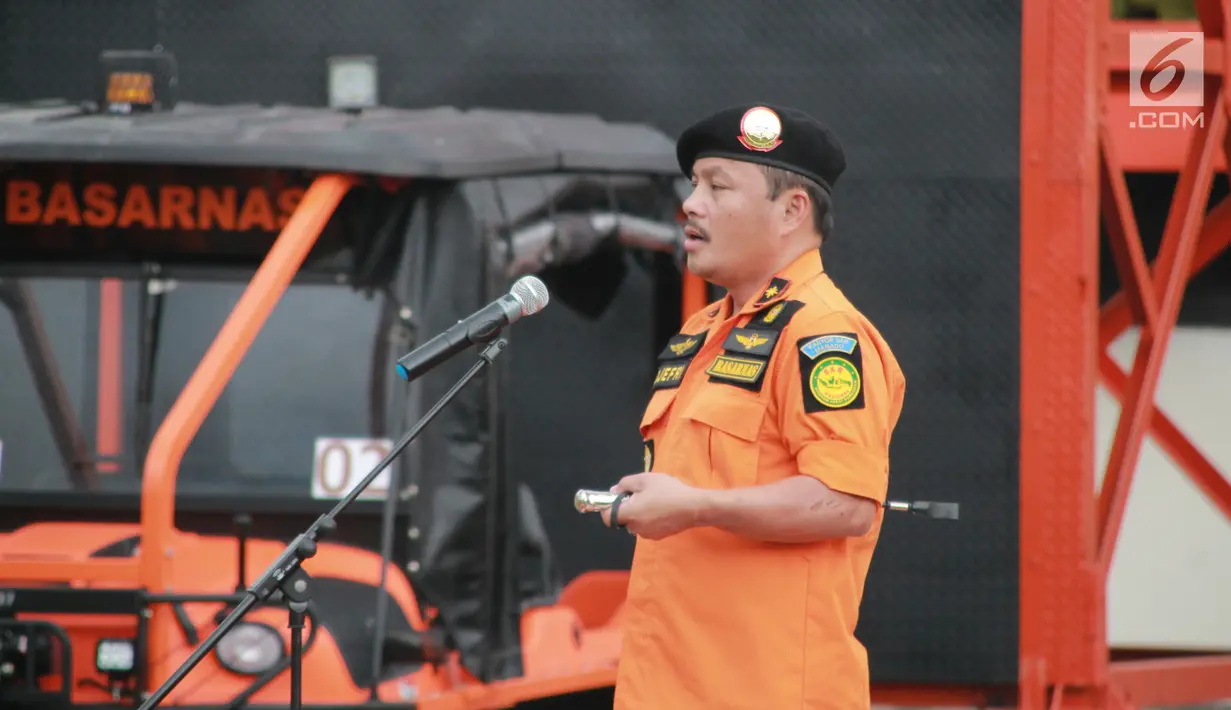 Kepala Kantor Pencarian dan Pertolongan (Basarnas) Gorontalo Djefri DT Mewo memimpin apel gelar pasukan dan peralatan SAR di halaman Kantor SAR Gorontalo, Senin (27/5/2019). Apel ini memastikan kesiapsiagaan personel dan peralatan SAR untuk pengamanan lebaran. (Liputan6.com/Arfandi Ibrahim)