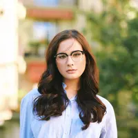 ilustrasi perempuan serius/Anna Nahabed/Shutterstock