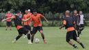 Pemain Persija Jakarta, Ryuji Utomo, saat melakukan latihan di Lapangan Sutasoma, Jakarta, Jumat (17/1/2020). Gelandang Timnas Indonesia ini menjadi rekrutan baru Macan Kemayoran untuk mengarungi Liga 1 musim depan. (Bola.com/M Iqbal Ichsan)