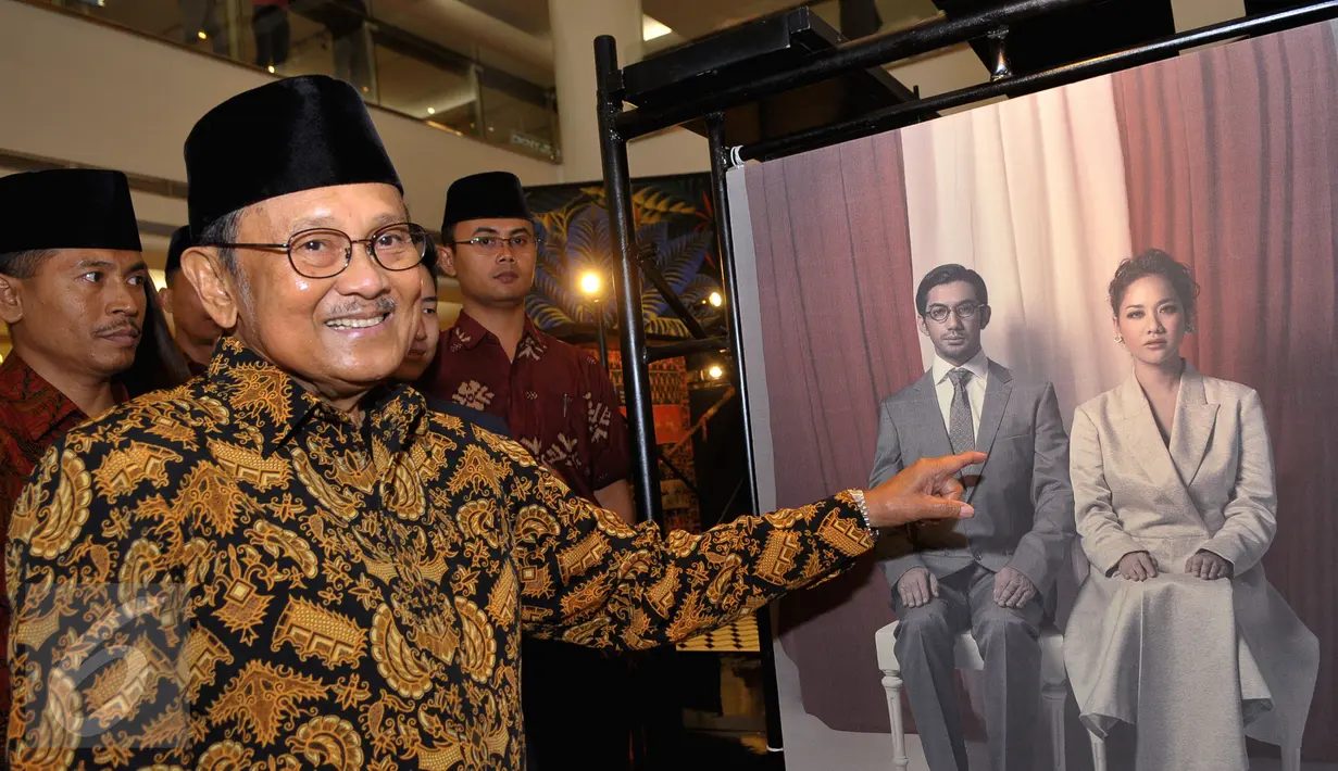 Mantan Presiden Indonesia, BJ Habibie saat menghadiri perayaan 10 tahun Reza Rahazian berkarya di dunia film di Plaza Indonesia, Jakarta, Rabu (3/9/2015). Acara tersebut bertajuk 10 Years Personal Journey of Reza Rahadian. (Liputan6.com/Faisal R Syam)