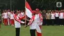 Presiden Joko Widodo atau Jokowi menyerahkan Bendera Merah Putih kepada Ketua National Olympic Committe (NOC) Raja Sapta Oktohari saat acara pelepasan Kontingen Indonesia untuk SEA Games 2019 Filipina di Istana Bogor, Rabu (27/11/2019). (Liputan6.com/Angga Yuniar)