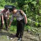 Sejumlah aparat kepolisian melakukan olah TKP di lokasi kejadian perampokan di Kabupaten Bungo, Jambi. (Foto: Dok Polres Bungo/B Santoso)