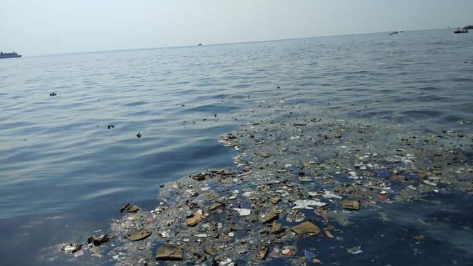 Pantauan Liputan6.com dari KRI Kobra 2356, barang-barang tersebut berupa dompet, bangku, dan pakaian dalam yang diduga milik para penumpang. (Ady/Anugrahadi)