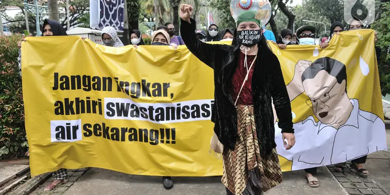 Aksi Tolak Swastanisasi Air di Balai Kota DKI Jakarta