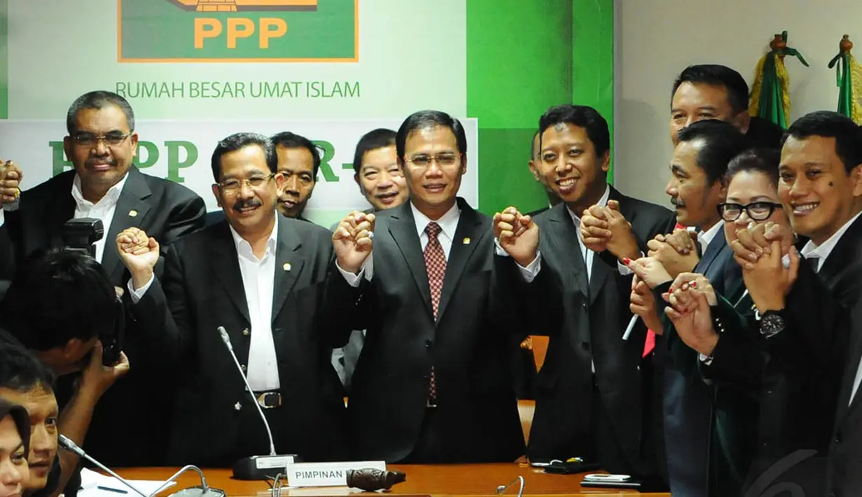 Usai tanda tangan, kedua kubu melakukan salam komando, yang diiringi tepuk tangan dan senyum sumringah di ruang Fraksi PPP DPR, Jakarta, (7/10/14). (Liputan6.com/Andrian M Tunay)