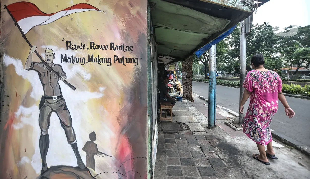 Warga melintas di depan mural bertemakan Pancasila di Kampung Pancasila kawasan Galur, Johar Baru, Jakarta, Selasa (1/6/2021). Kelurahan Galur membuat Kampung Pancasila yang dihiasi mural sebagai bentuk mengingatkan masyarakat akan Pancasila sebagai dasar negara. (merdeka.com/Iqbal S. Nugroho)