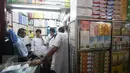 Petugas BPOM bersama Polda Metro Jaya melakukan sidak di sejumlah apotek Pasar Pramuka, Jakarta Timur, Rabu (7/9). Ratusan obat kadaluwarsa dari 10 aptek disita petugas. (Liputan6.com/Immanuel Antonius)