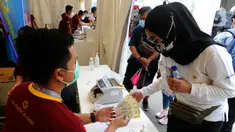Warga menukarkan uang rupiah kertas tahun emisi 2022 di Hall Basket Gelora Bung Karno (GBK), Jakarta, Minggu (21/8/2022). Masih dalam rangka HUT Kemerdekaan ke-77 Republik Indonesia, Bank Indonesia mengeluarkan uang baru TE 2022 dengan pecahan Rp 100.000, Rp 50.000, Rp 20.000, Rp 10.000, Rp 5.000, Rp 2.000, dan Rp 1.000. (merdeka.com/Arie Basuki)