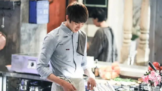 [Bintang] 6 Chef K-Drama yang Bikin Kaum Hawa Jadi Meleleh