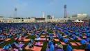 Suasana yoga massal untuk memperingati Hari Yoga Internasional yang jatuh pada 21 Juni di Dhaka, Bangladesh, Kamis (21/6). (AFP PHOTO/MUNIR UZ ZAMAN)