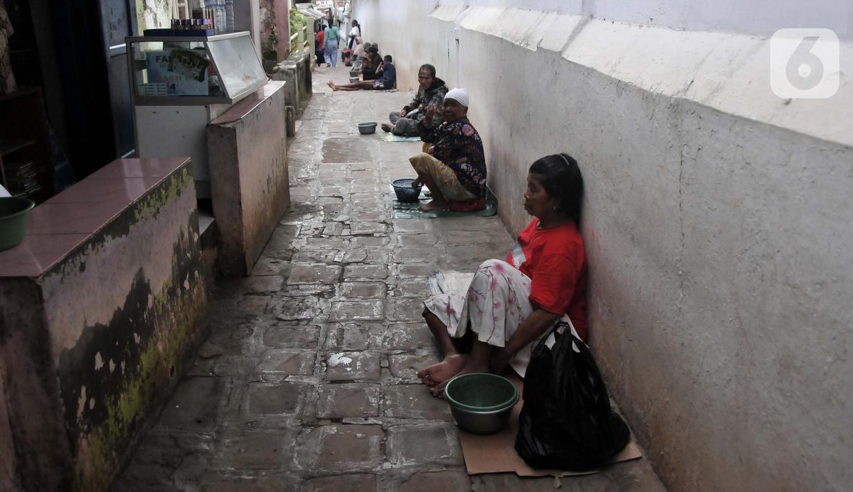 Deretan pengemis menanti peziarah di Kompleks Makam Sunan Gunung Jati, Desa Astana, Cirebon, Jawa Barat, Kamis (31/3/2022). Pengemis mulai dari anak-anak hingga orang dewasa. (merdeka.com/Iqbal S. Nugroho)