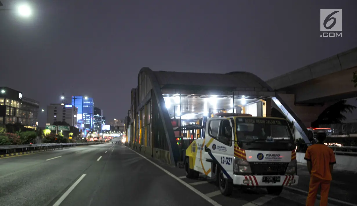 Suasana Gerbang Tol Cawang yang ditutup saat demonstrasi mahasiswa di depan Gedung DPR/MPR, Jakarta, Selasa (24/9/2019). Polda Metro Jaya (PMJ) sudah menyiapkan rekayasa lalu lintas saat demonstrasi menolak pengesahan RUU KUHP. (merdeka.com/Iqbal S Nugroho)