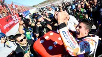 Pembalap Spanyol Repsol Honda, Marc Marquez meluapkan kegembiraannya setelah memenangkan balapan seri ke 18 MotoGP Grand Prix Valencia di Sirkuit Ricardo Tormo, Valencia (12/11). Marquez berhasil mengumpulkan total 298 poin. (AFP PHOTO / Jose Jordan)