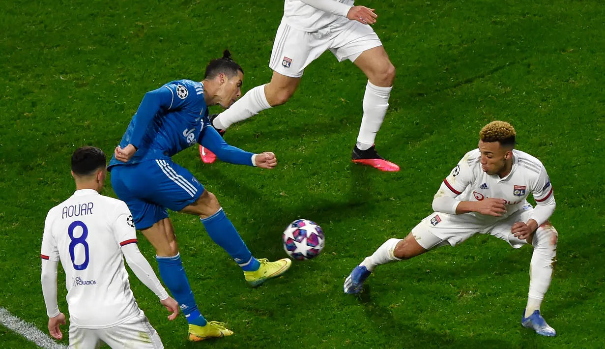 Pemain Juventus Cristiano Ronaldo (kedua kiri) menendang bola saat bertanding melawan Lyon pada leg pertama babak 16 besar Liga Champions di Stadion Parc Olympique Lyonnais, Decines-Charpieu, Perancis, Rabu (26/2/2020). Lyon menang 1-0. (Jean-Philippe KSIAZEK/AFP)