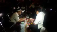 Menteri Perdagangan Rachmat Gobel menyempatkan diri sahur bersama pedagang di Pasar Induk Kramatjati, Jakarta. (Liputan6.com/Achmad Dwi Afriyadi)