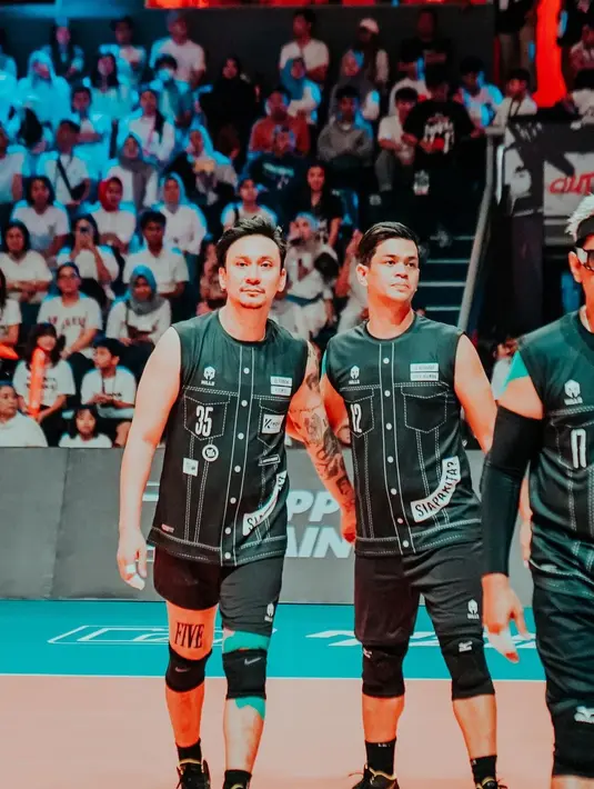 Namun fans tetap melihat Vincent dkk sebagai juara di hati. Style mereka di lapangan sukses curi perhatian. [Instagram @jajarandireksi_vindes)