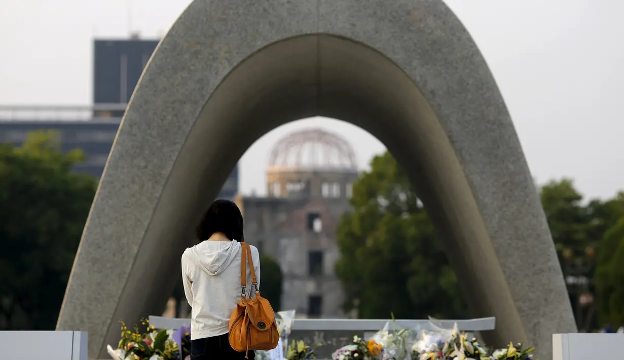 Wanita berdoa di depan Monumen memperingati 70 tahun serangan terhadap Hiroshima, Jepang, Selasa  (4/8/2015).  AS menjatuhkan bom atom pada  6 Agustus 1945 dan  menewaskan hampir 140.000 orang.(REUTERS/Toru Hanai)