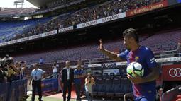 Gelandang baru Barcelona, Paulinho, saat tiba untuk diperkenalkan di Stadion Camp Nou, Kamis (17/7/2017). Pria asal Brasil ini resmi berseragam Barcelona setelah ditebus dari Guangzhou Evergrande. (AFP/Lluis Gene)