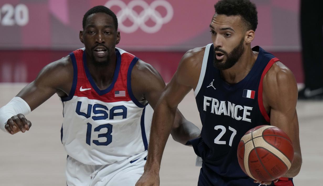 Pertandingan di Saitama Super Arena, Saitama, Sabtu (7/8), berjalan cukup alot. Prancis memulai dengan apik dan sempat pegang kendali dalam bikin skor di awal-awal kuarter pertama. (Foto: AP/Luca Bruno)