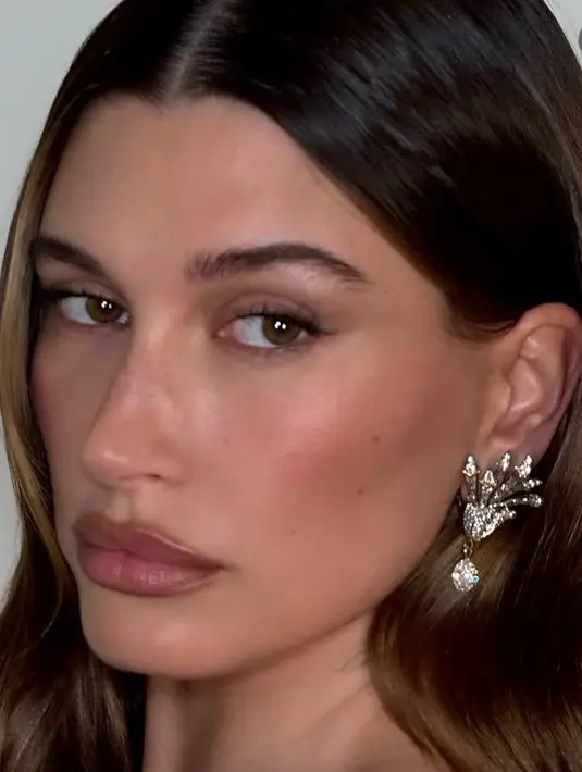 Melengkapi tampilannya dengan aksesori anting-anting silver yang berkilau. Anting dengan ukuran besar ini dari Tiffany n Co. [@haileybieber]