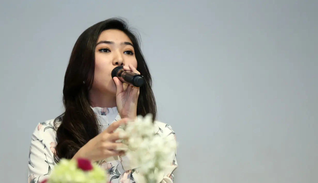 Sejak tahun 2014, Isyana Sarasvati mulai memulai kariernya di industri musik tanah air lewat singlenya yang berjudul Keep Being You. Dan sekarang ini, ia semakin berhasil mencapai puncak kesuksesannya. (Nurwahyunan/Bintang.com)